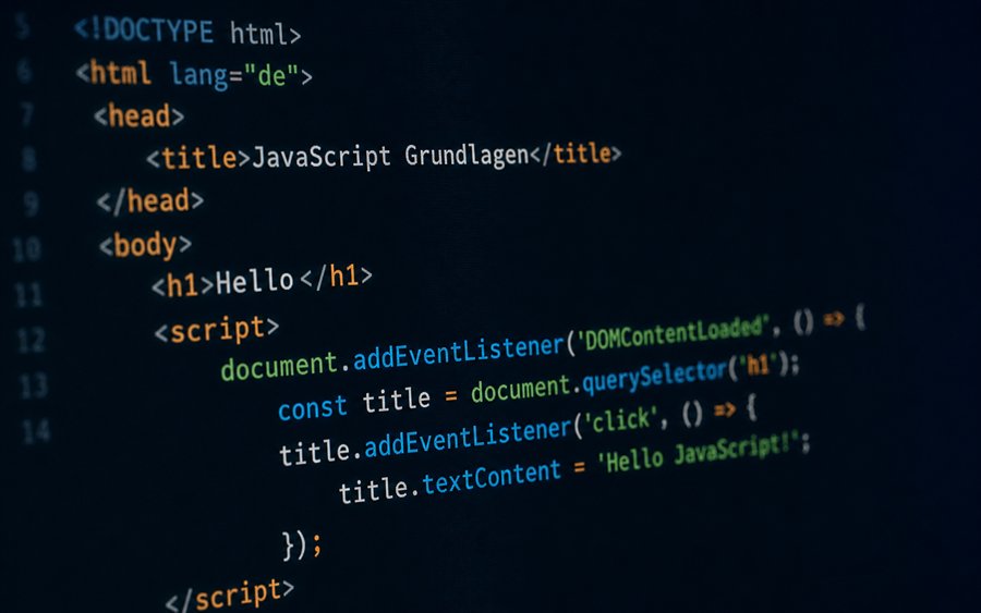 Notebook mit JavaScript Event Listener Code und interaktiver Webseite